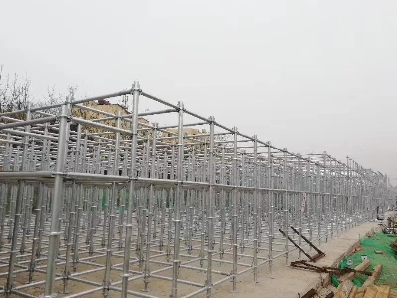 搭建腳手架橫向掃地桿與縱向掃地桿時(shí)，怎么設(shè)置好？ (圖1)